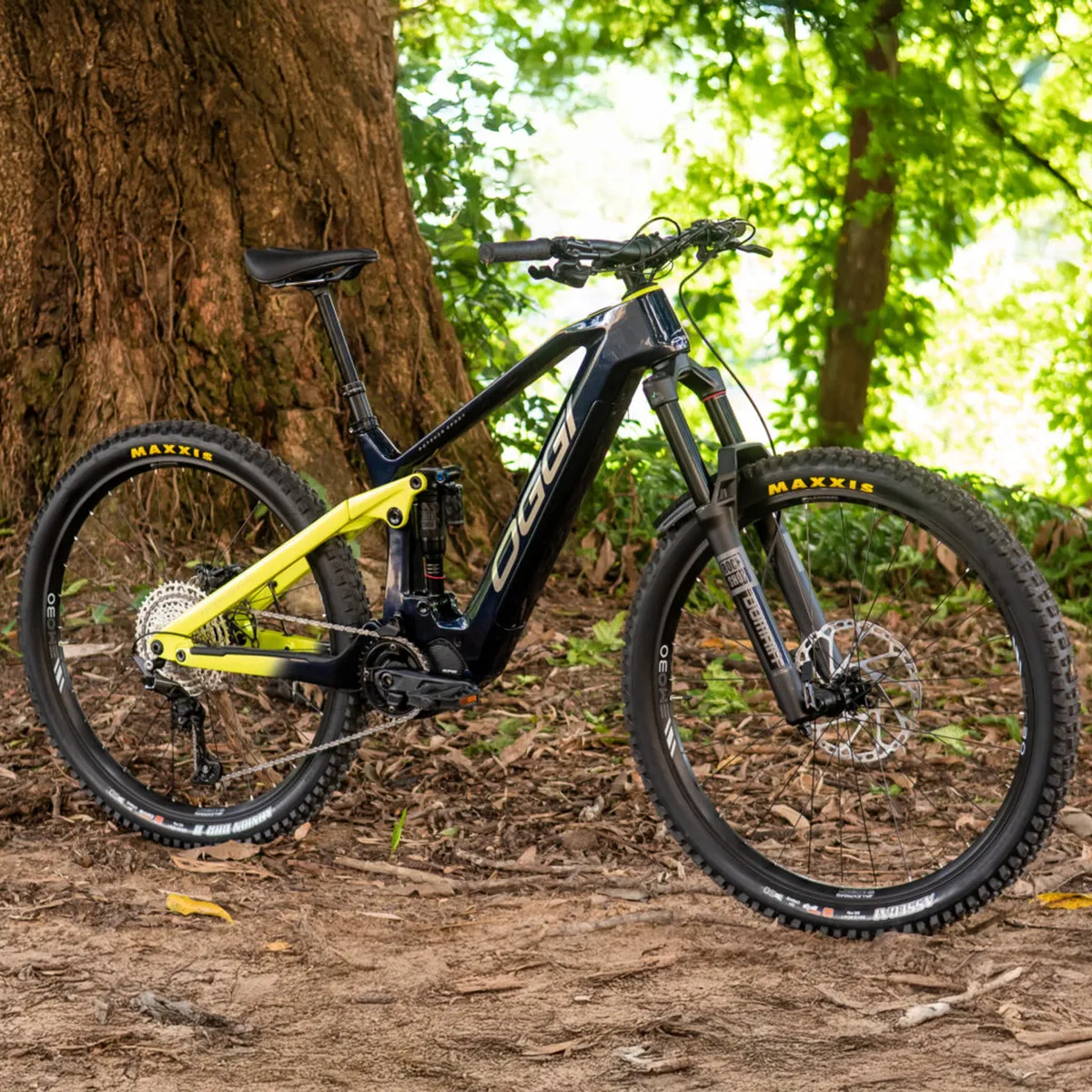 Detalhe do quadro de carbono full suspension da Oggi Potenza Sport 2025 — bateria integrada Shimano EN806 630Wh