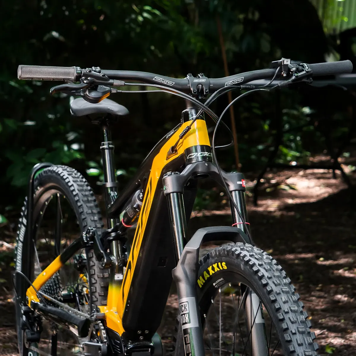 Suspensão RockShox 160mm da Oggi Razzo T-130 2026 — garfo dianteiro com amortecedor traseiro Deluxe Select+