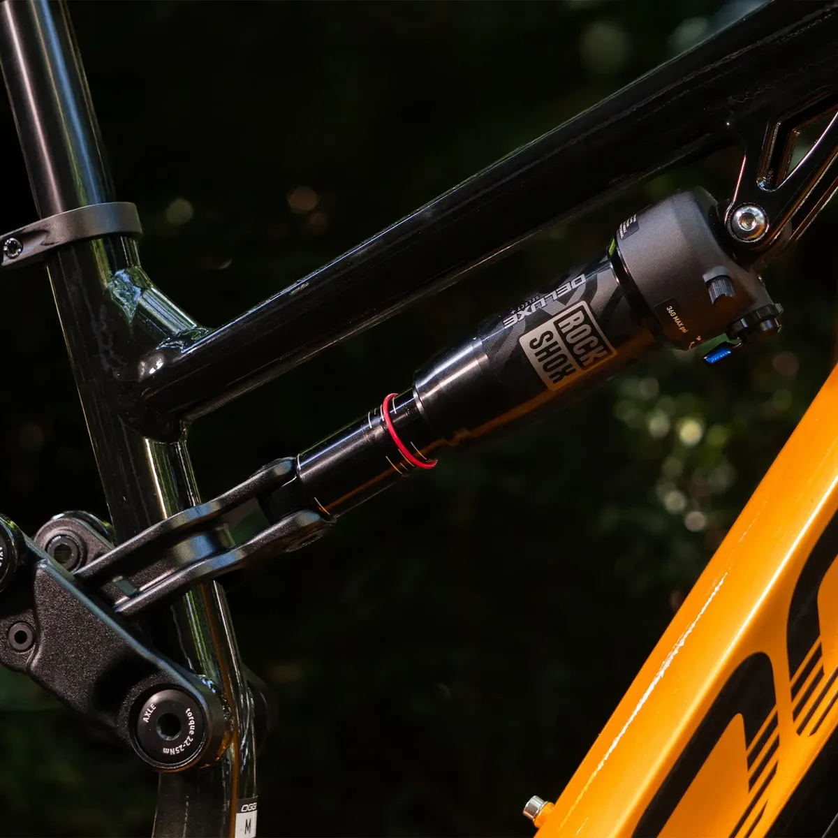 Oggi Razzo T-130 2026 vista completa — e-MTB full suspension alumínio grafite com motor T-130 e bateria 840Wh