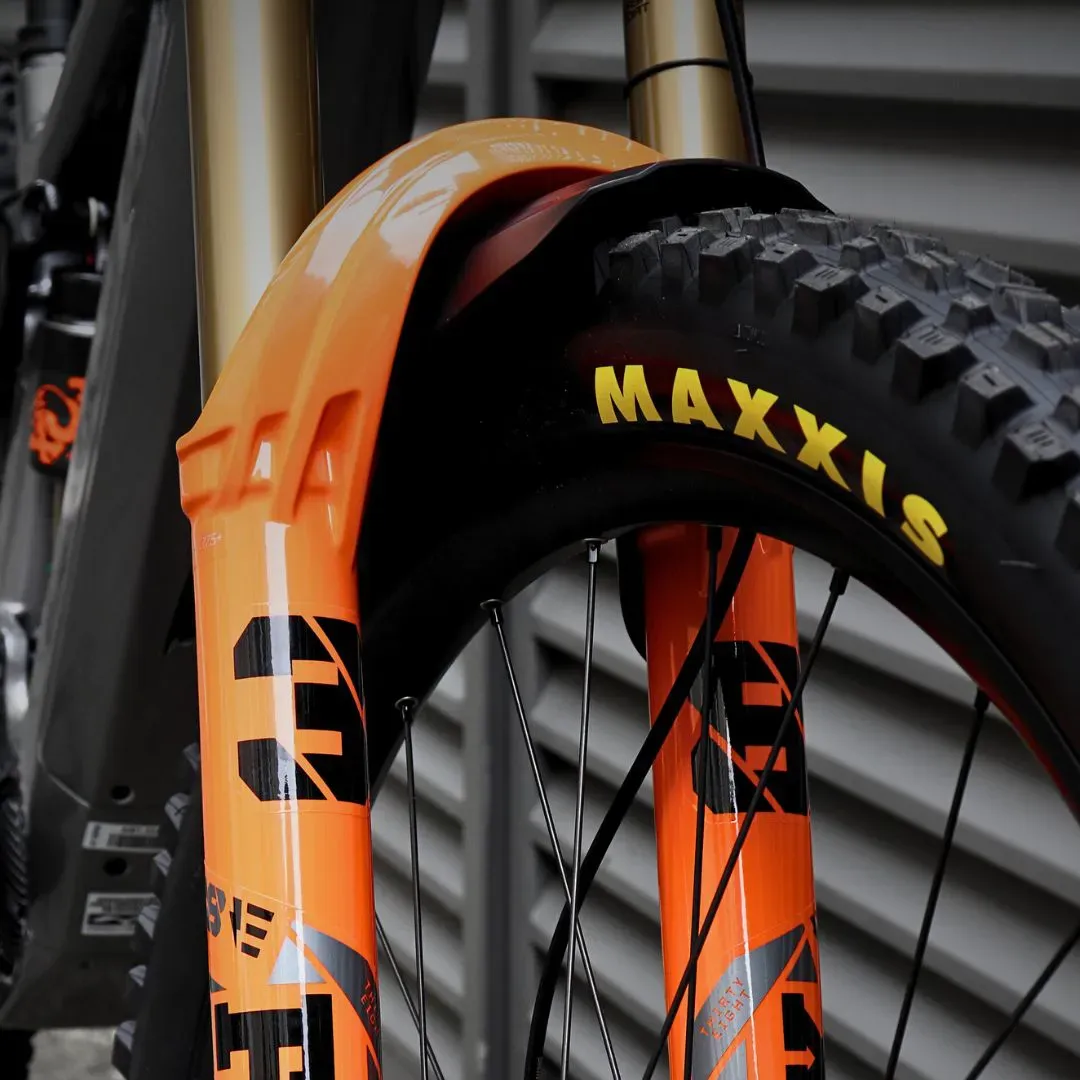 Vista lateral completa da Oggi Potenza Pro XT DI2 2025 — e-MTB full suspension carbono grafite