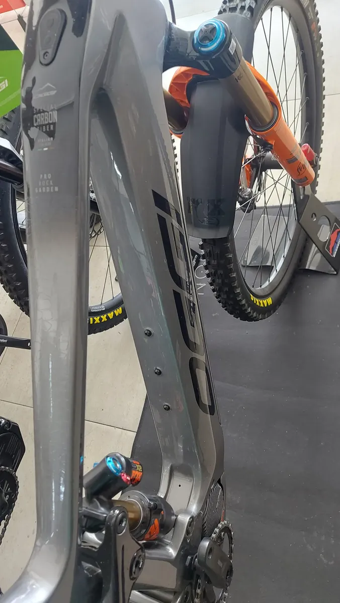 Oggi Potenza Pro XT DI2 2025 — vista frontal com garfo Fox 38 Factory Grip2 Kashima 160mm