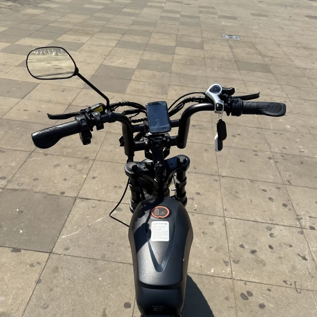 Inow V35 preto 1000W duas baterias vista traseira — garupa com pedal de apoio e motor hub traseiro