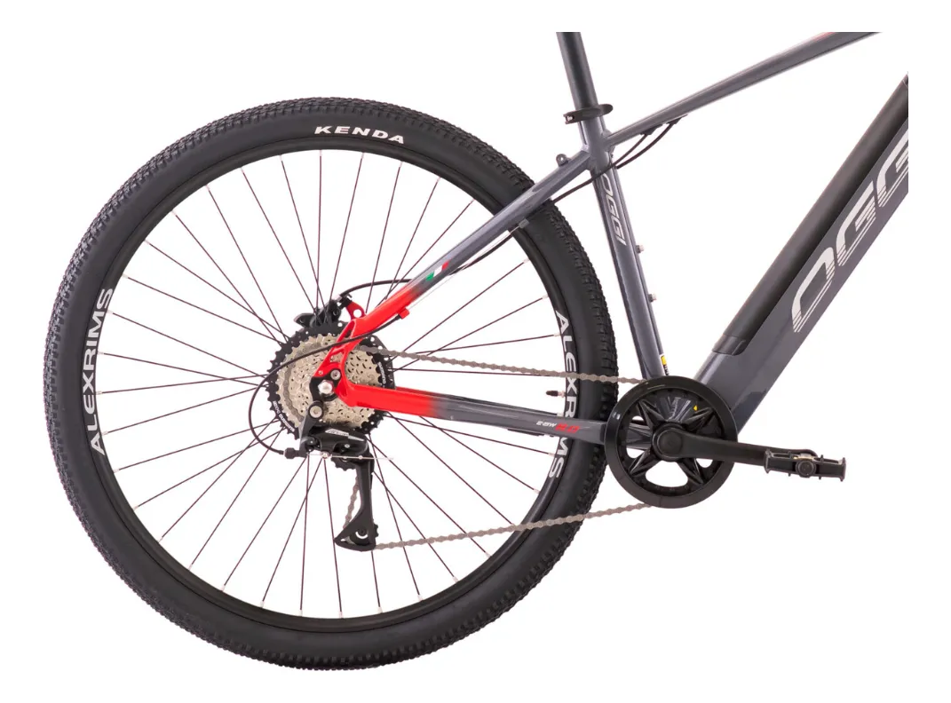 Detalhe do ciclocomputador LED, alavanca Shimano SL-M315 e acelerador de polegar da Oggi Big Wheel 8.0 M