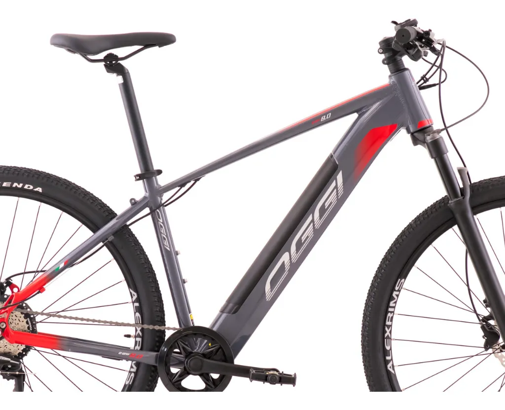 Vista completa da Oggi Big Wheel 8.0 tamanho M cinza e vermelho — quadro alumínio com bateria integrada no tubo inferior