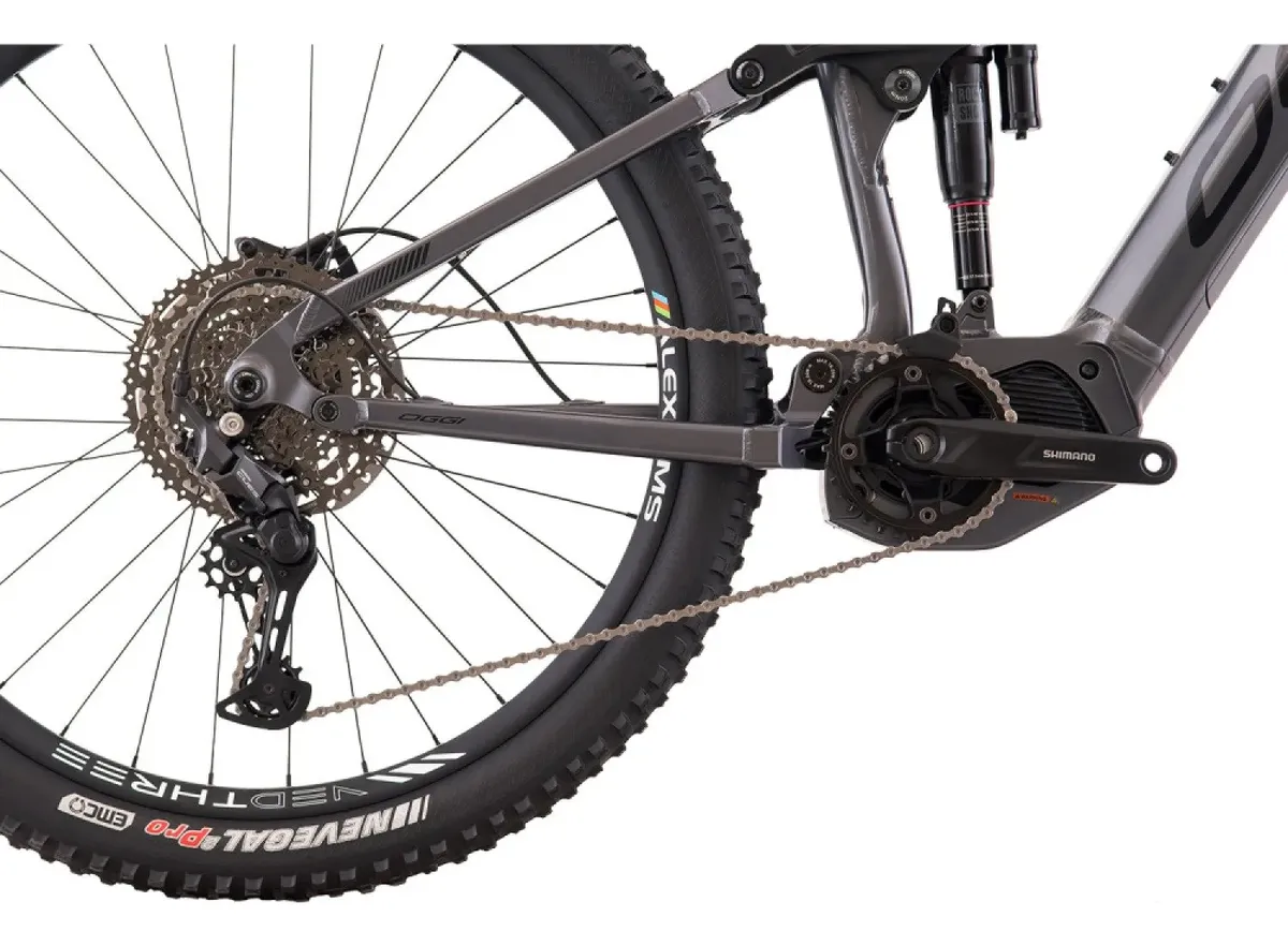 Pneu Maxxis Assegai 29x2.50 Kevlar e freio Shimano Deore 4 pistões rotor 203mm da Oggi Forza 2025