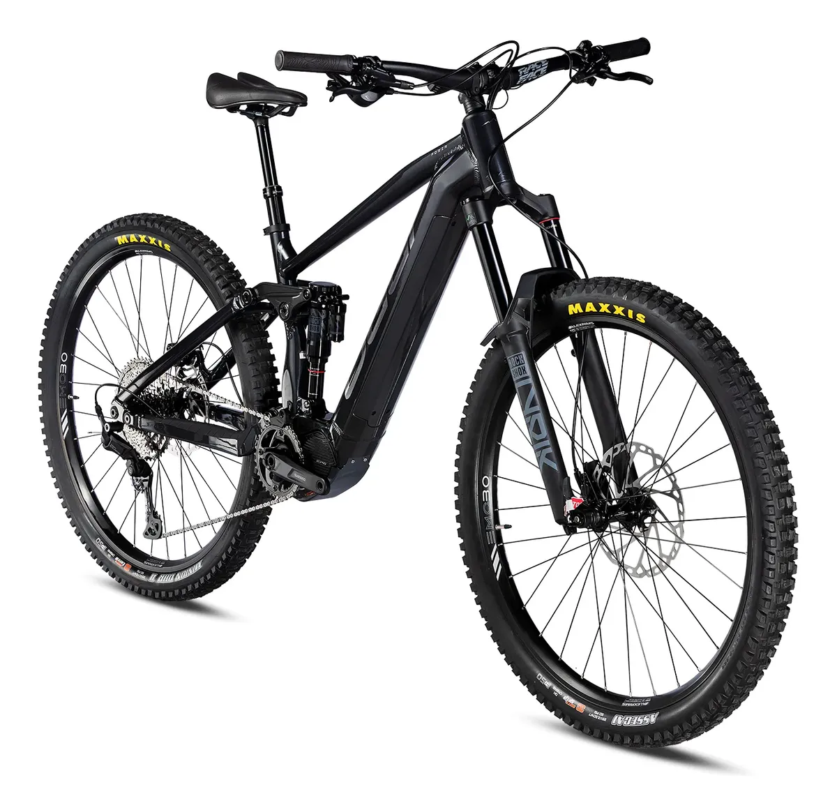 Vista detalhe do quadro e geometria agressiva da Oggi Forza 2025 em grafite e preto