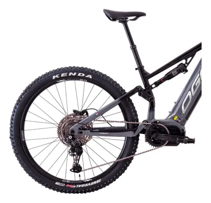 Detalhe do quadro Oggi Razzo Cues T-130 840Wh em alumínio 6061-T6 — vista lateral inferior com motor e bateria