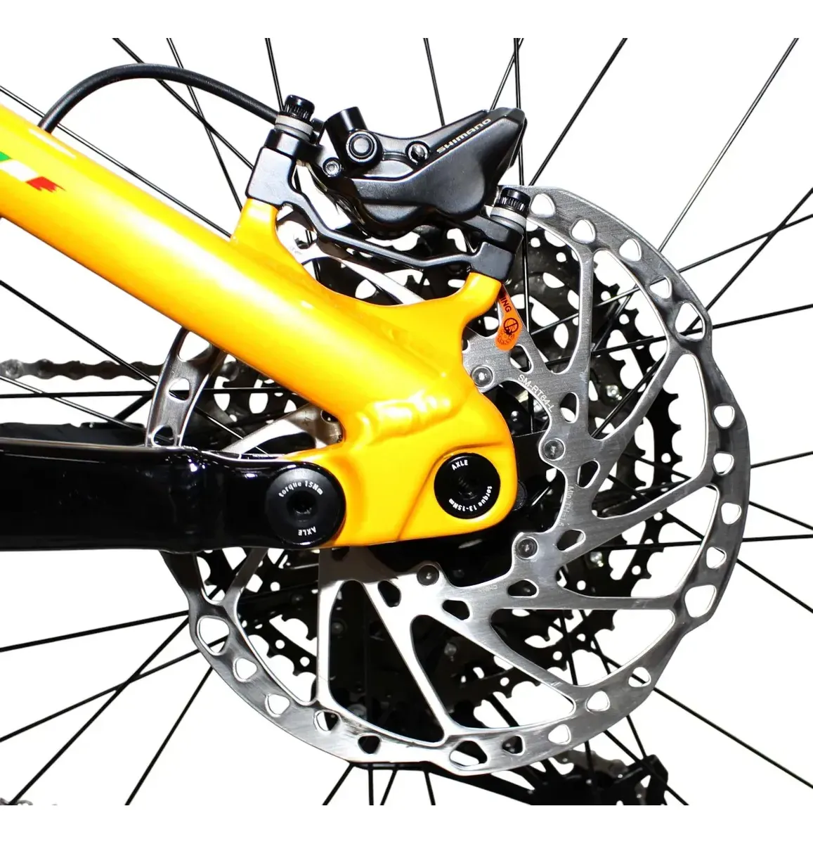 Motor exclusivo OGGI T-130 500W 130Nm mid-drive — detalhe do pedivela e cassete Shimano CUES 11v