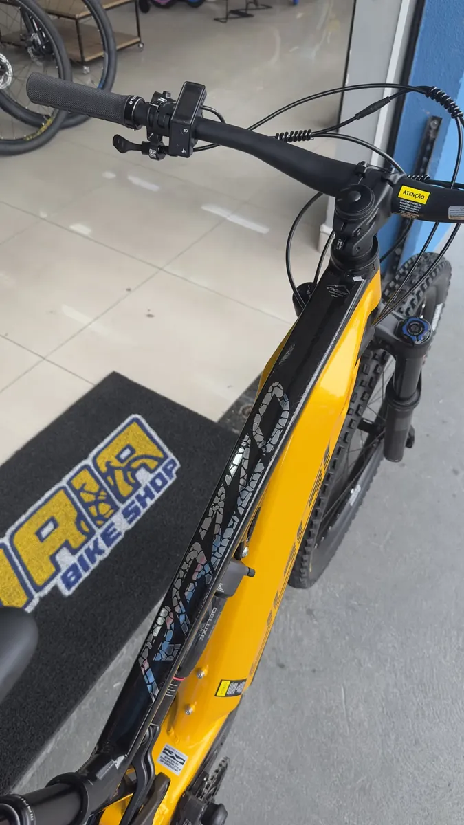 Vista completa da Oggi Razzo T-130 amarela e preta 2026 — e-MTB full suspension aro 29 tamanho 17