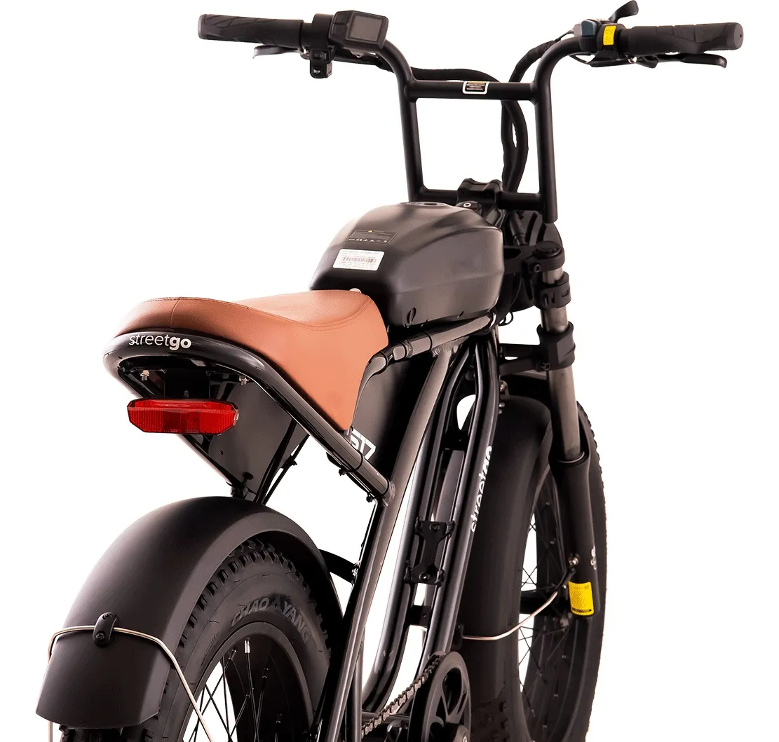 Pneus fat Chaoyang Sand Storm 20x4.0 da Oggi StreetGo S17 — detalhe do perfil e largura