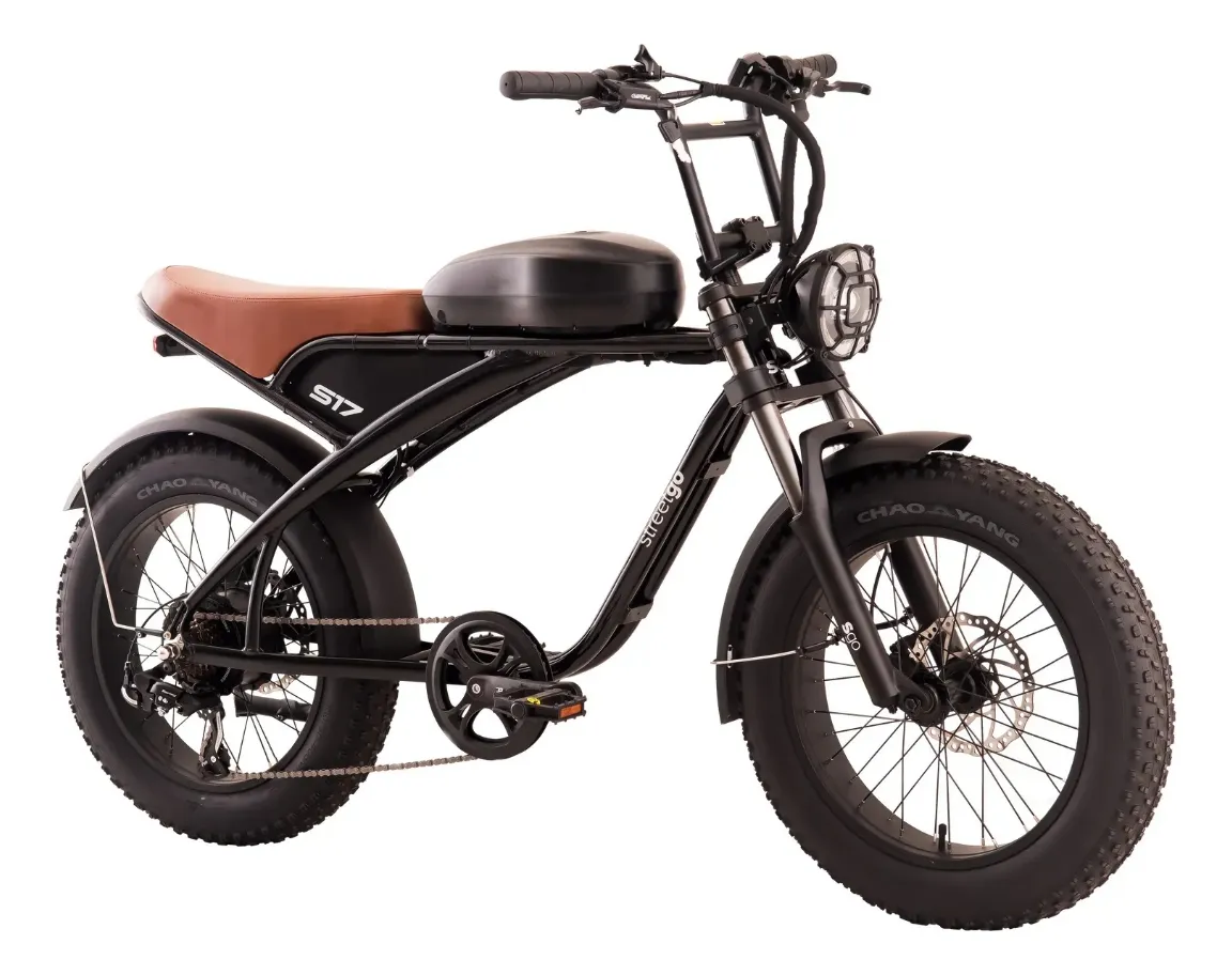 Vista frontal da Oggi StreetGo S17 com farol LED integrado e pneus fat 20x4.0 cor preta