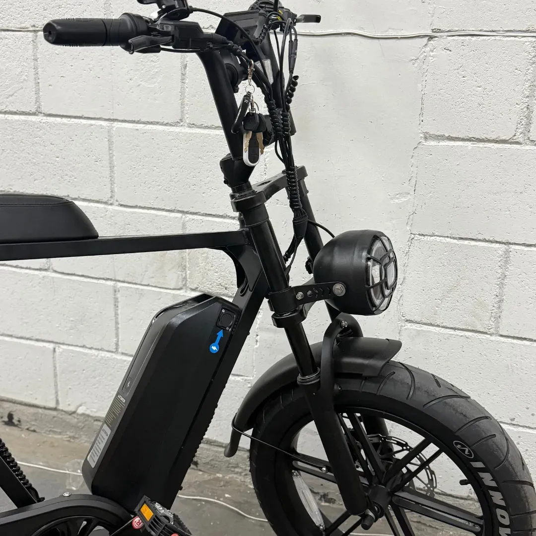 Bike V10 Max 2026 preto vista lateral completa — veículo elétrico autopropelido aro 20 sem CNH