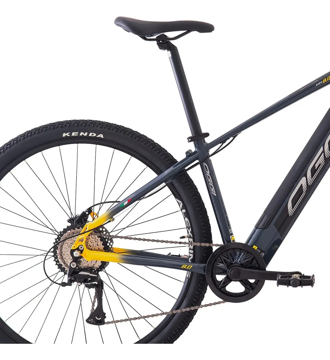 Detalhe do ciclocomputador LED e alavanca Shimano 8v SL-M315 da Oggi Big Wheel 8.0 cinza amarelo