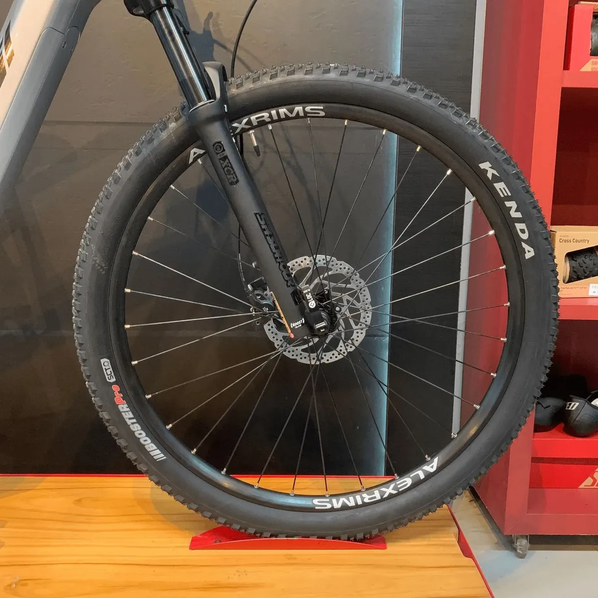 Freios Shimano M4100 hidráulico com rotor 180mm na Oggi Big Wheel 8.2 A29 T-15 — detalhe do conjunto de frenagem