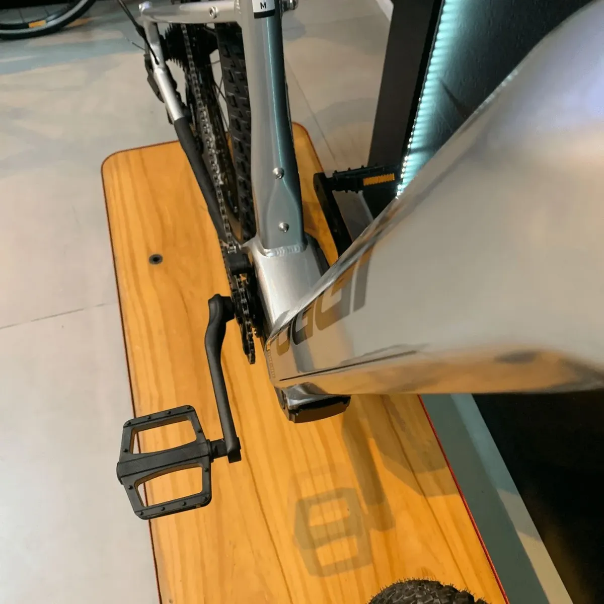 Oggi Big Wheel 8.2 A29 10v T-15 — detalhe do quadro alumínio com bateria integrada 504Wh e suspensão SR Suntour XCR